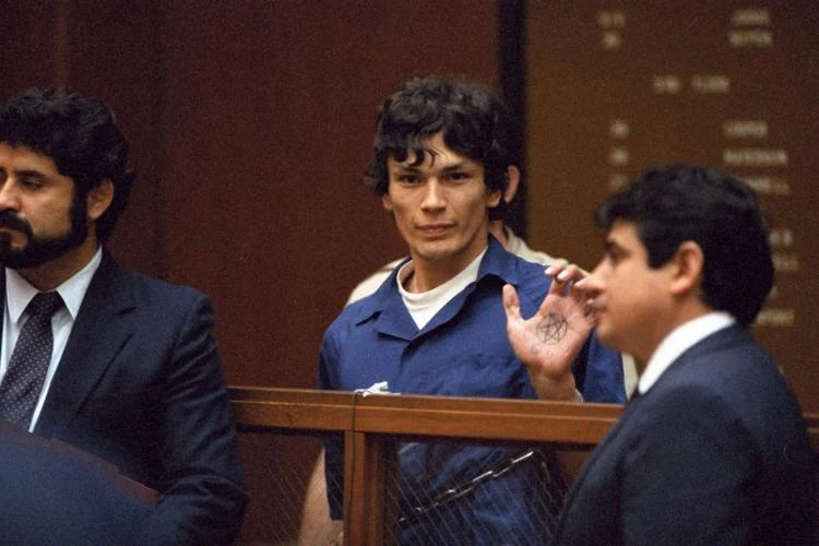 Richard Ramirez displays a pentagram symbol on his hand inside a Los Angeles courtroom