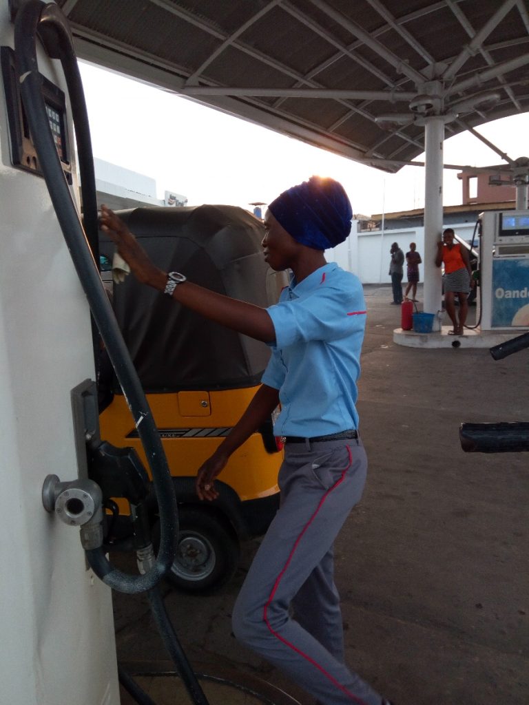 Oando Shuns IPMAN's Order, Sells Petrol At N145 Per Litre (Photos)