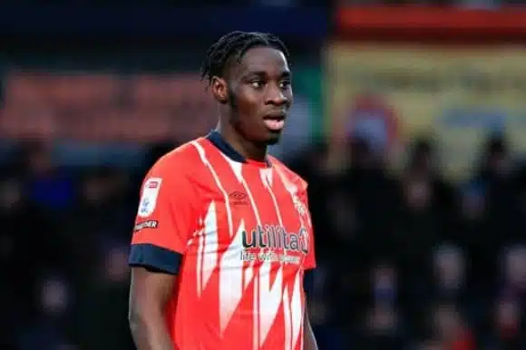 Elijah Ado. Há um avançado de nome complicado que tem tido tiro  certeiro no discreto Luton Town