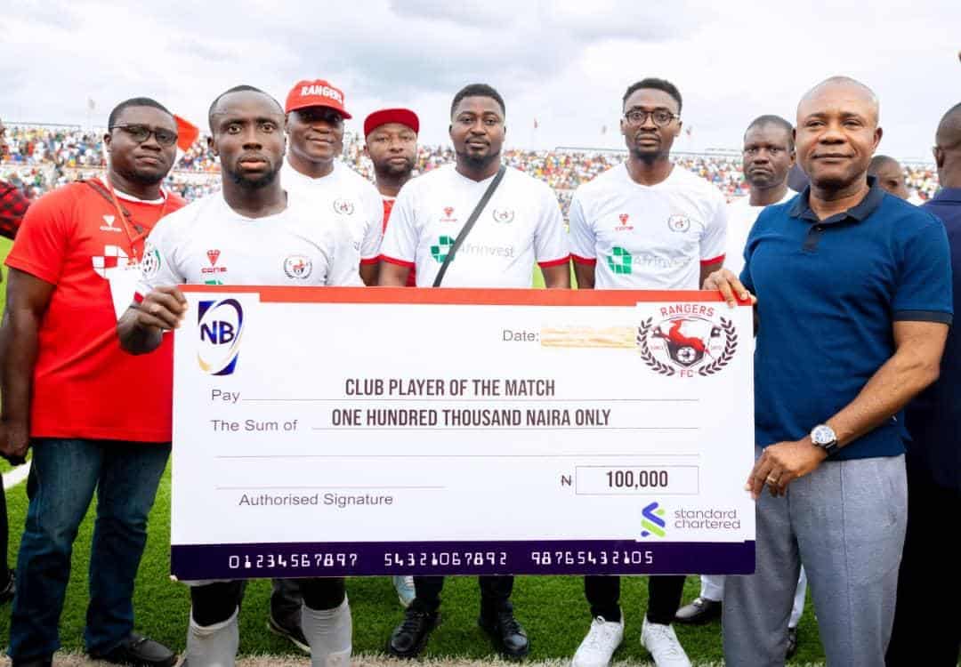 Enugu state Governor Peter Mbah presenting the NB PLC Club Player Of The Match award to Rangers Chidiebere Nwobodo after the game crowning the Flying Antelopes as Nigeria's new league champions.