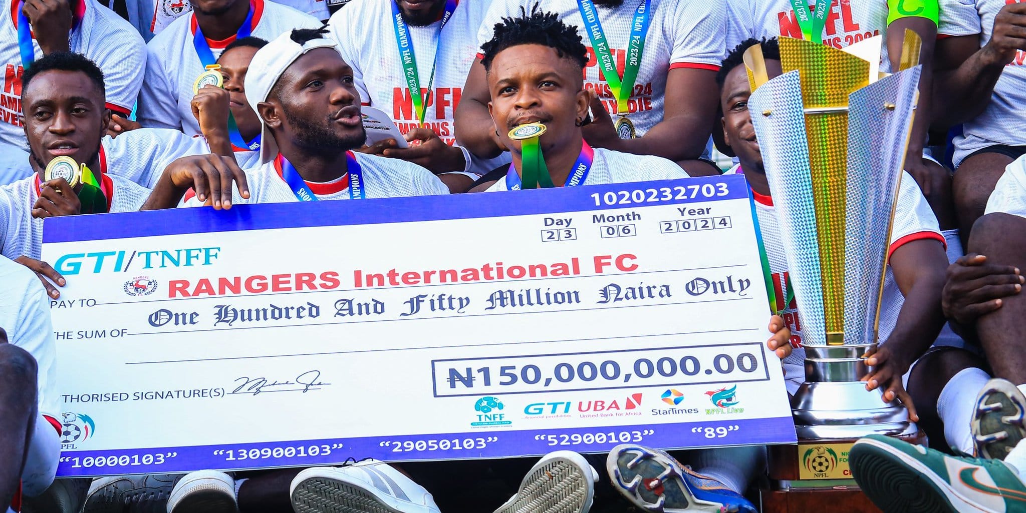 Enugu Rangers with their prize money for winning the 2023-2024 NPFL title