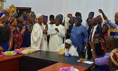 Ladoja Receives Beaded Crown From Olubadan, Explains Why He Changed His Mind (Photo)