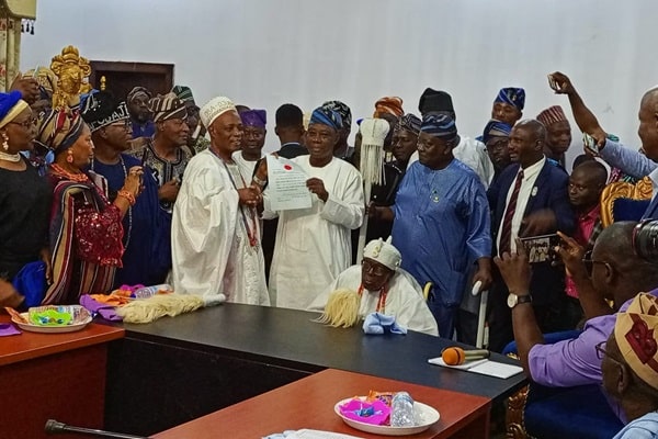 Ladoja Receives Beaded Crown From Olubadan, Explains Why He Changed His Mind (Photo)