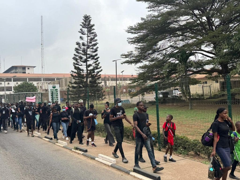 BREAKING: UI Students Protest 3-Months Blackout At UCH [Photos]